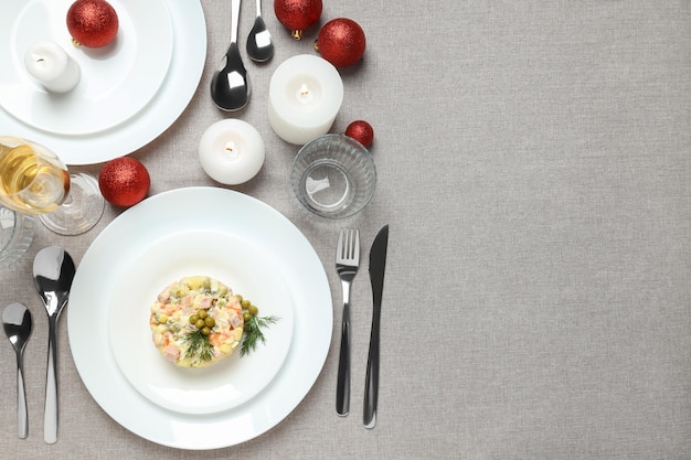 Kolacja przy świecach z talerzami jedzenia